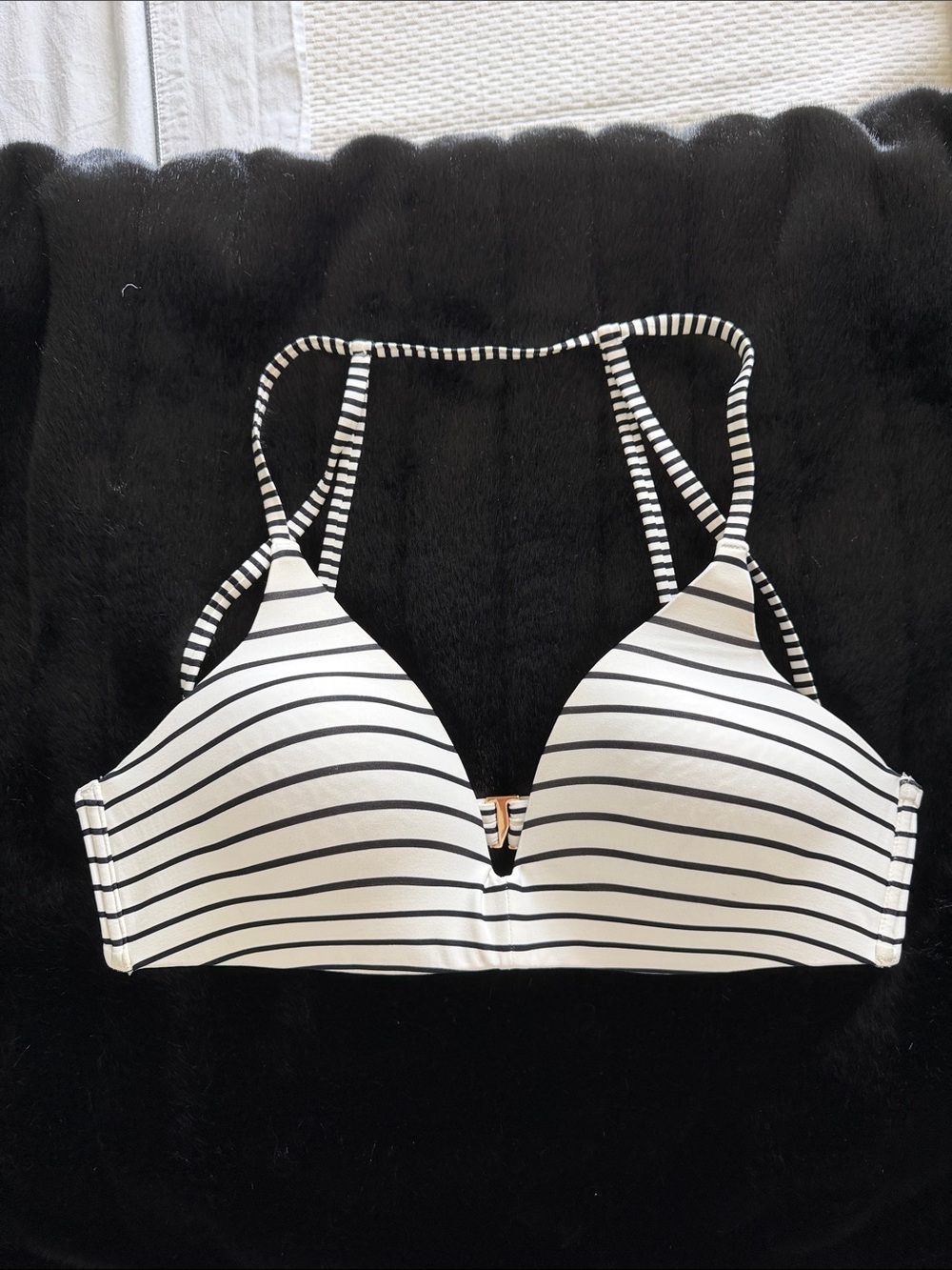 Vince Camuto Black & White Striped Swim Top. Sz large. Strappy. Padded top.
